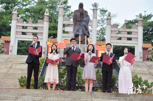 成人礼抱婴儿视频