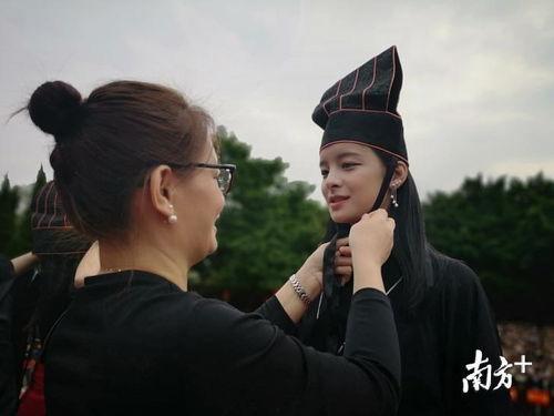 成人礼抱婴儿视频